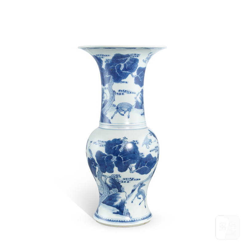 A blue and white 'pine and deer' vase, Qing dynasty, Kangxi period | 清康熙 青花松鶴鹿山水圖鳳尾尊 - 图3